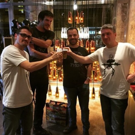 Malgrat tot, la sang no va arribar al riu i els dos equips van acabar brindant