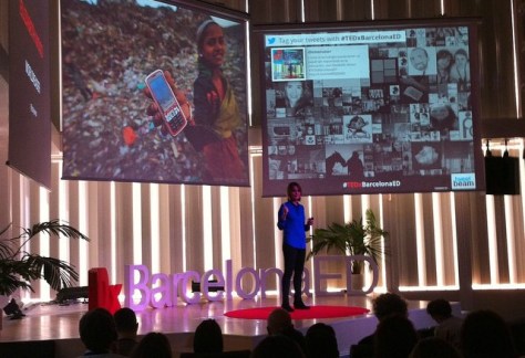 Elizabeth Wood, dirige una empresa social que promueve la alfabetización a través del móvil y libros digitales