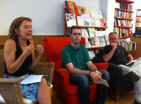 L’historiador Eduard Puigventós, flanquejat per l’editora Izaskun Arretxe i el seu mentor Josep Maria Solé i Sabaté, durant la presentació del seu llibre