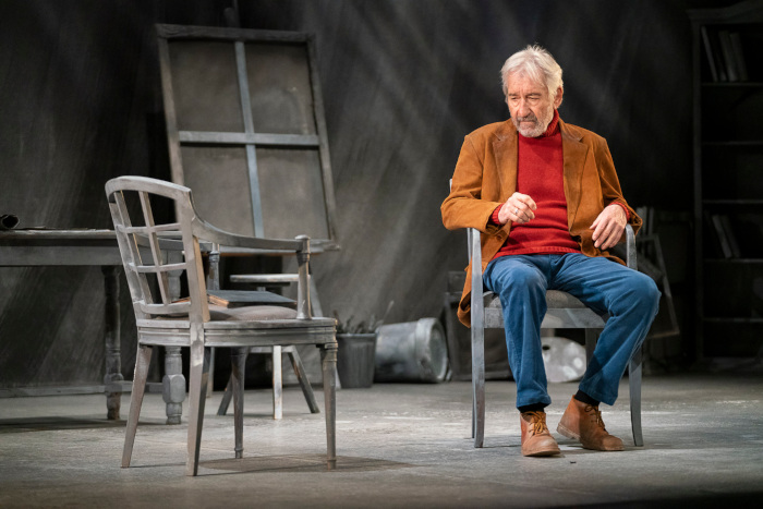 Señora de rojo sobre fondo gris